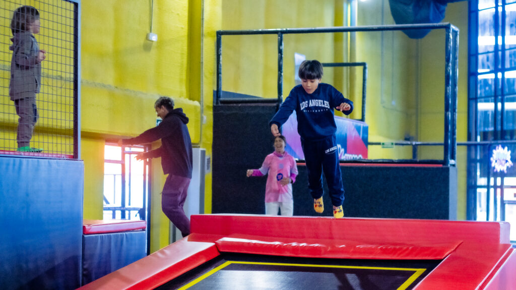 “Un lugar donde la diversión y la naturaleza se encuentran: ven y vive la experiencia.”