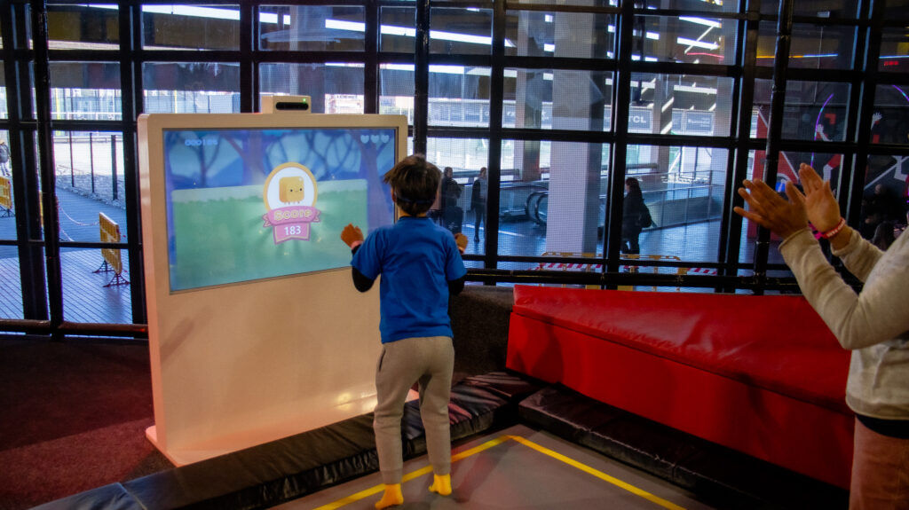 “Ríe, juega y disfruta: así se vive la verdadera diversión en nuestras áreas recreativas.”